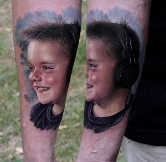 微笑男孩肖像写实彩色手臂纹身图案