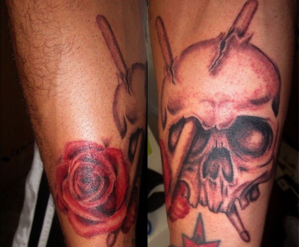 手臂彩色的骷髅与鼓棒玫瑰纹身图案