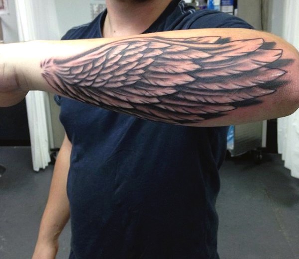 手臂黑色的羽毛翅膀纹身图案