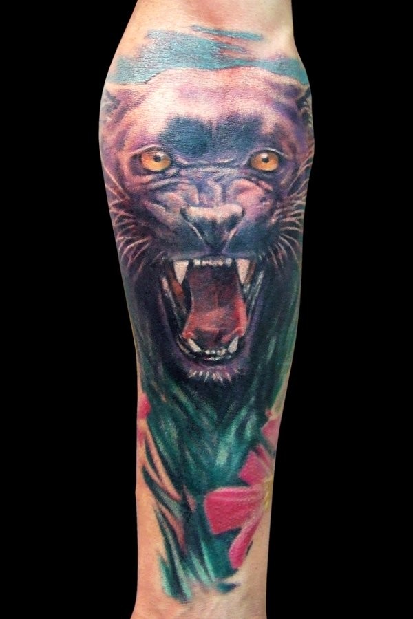 黑色豹头写实彩色小腿纹身图案