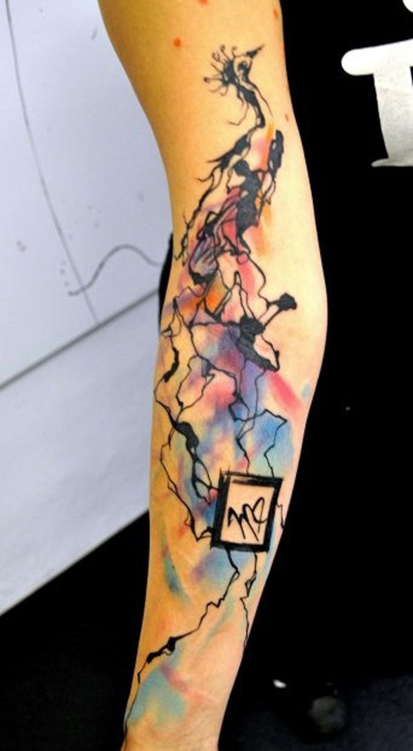 手臂抽象风格彩色泼墨与黑色鸟形装饰纹身图案