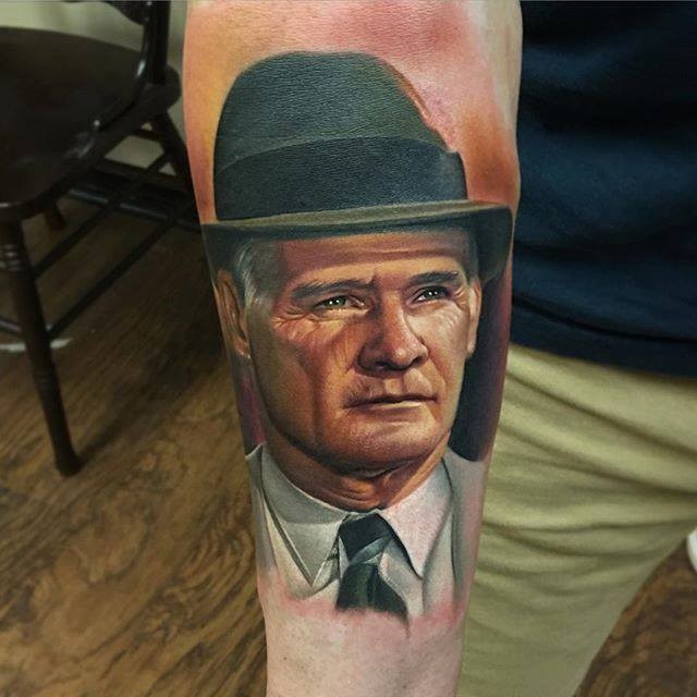 非常写实的老人肖像彩绘手臂纹身图案