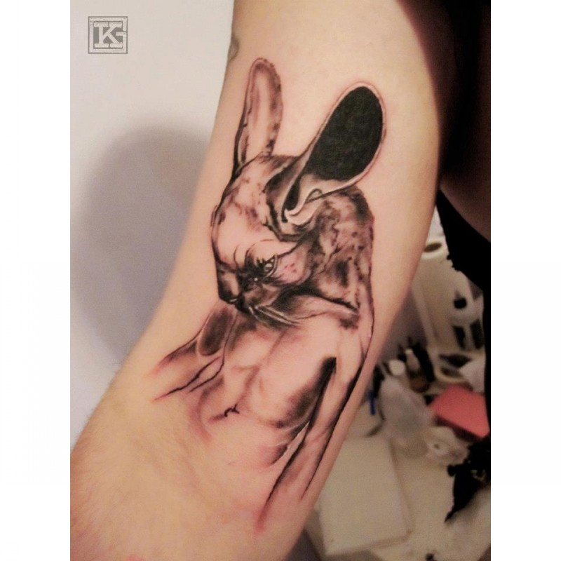 神奇的黑灰风格半人半兔手臂纹身图案