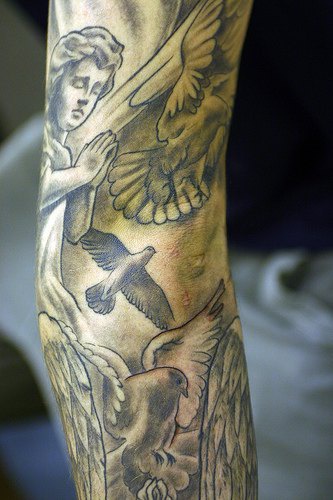 天使和鸽子手臂纹身图案