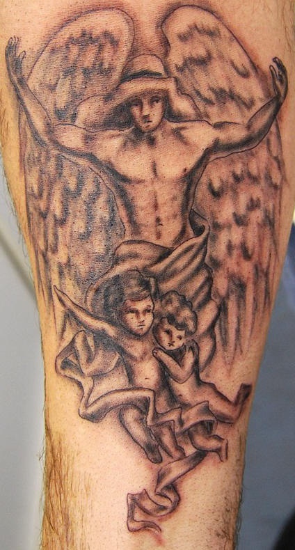 男性天使和两个孩子天使纹身图案