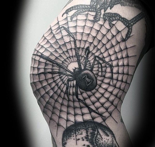 巨大的黑色蜘蛛网和大蜘蛛手臂纹身图案