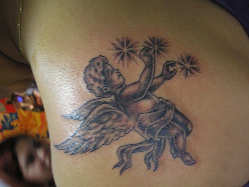 小天使和发光的星星纹身图案