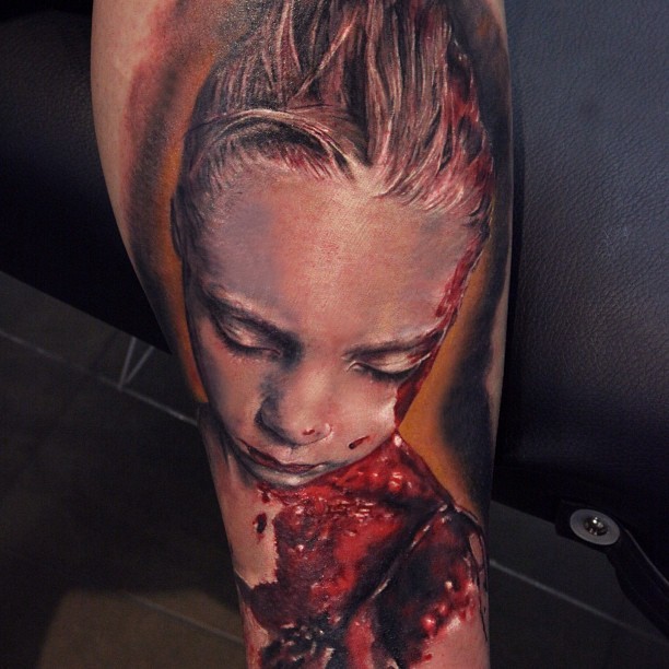 小腿逼真的彩色3D血腥女孩纹身图案
