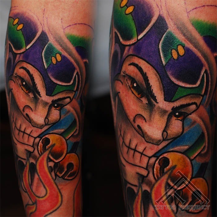 卡通风格的彩色邪恶小丑手臂纹身图案