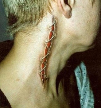 颈部彩色皮肤撕裂3D纹身图案