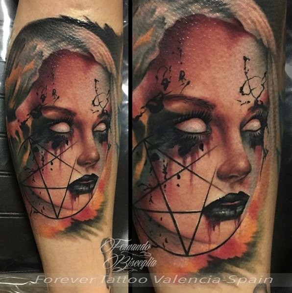 手臂恐怖风格的女人与符号纹身图案