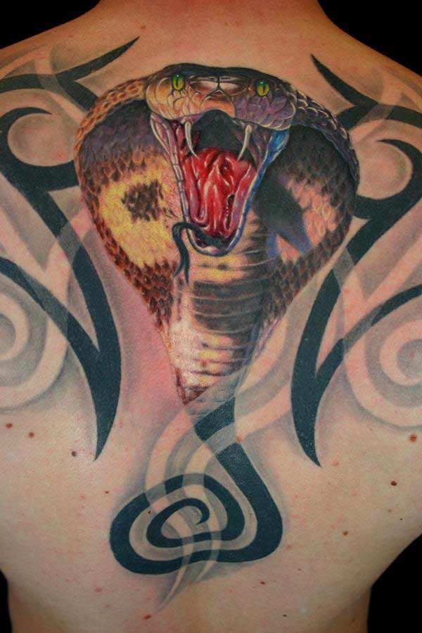 背部黑色部落图腾和3D写实蛇纹身图案