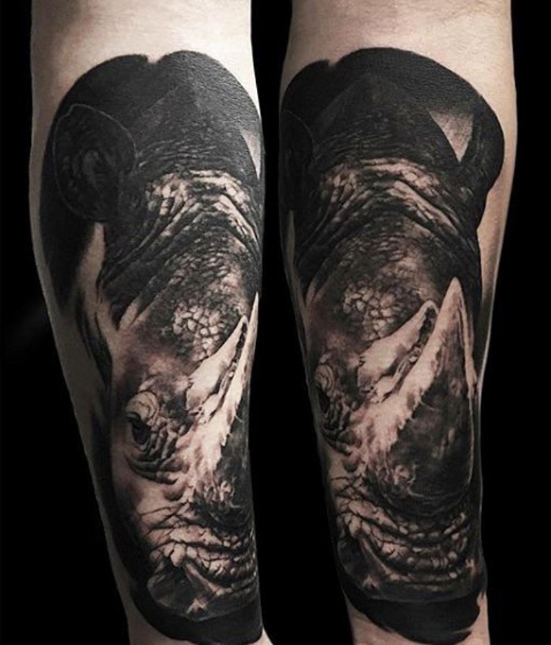 手臂3D逼真的黑暗犀牛纹身图案