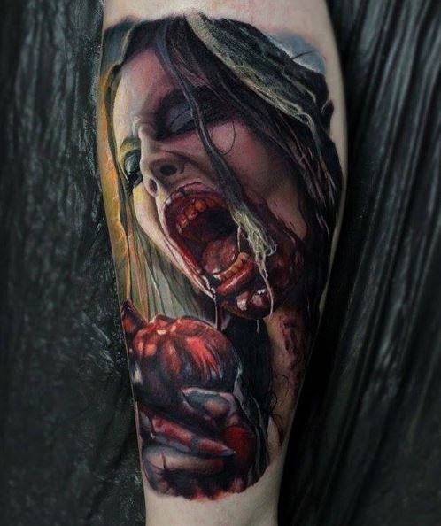 彩色恐怖风格血腥女人与心脏手臂纹身图案
