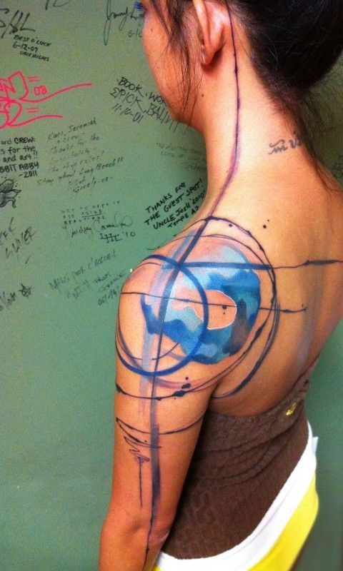 女生肩部抽象风格的蓝色线条纹身图案