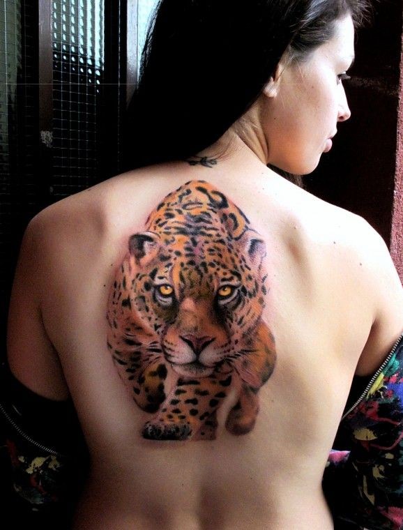 背部逼真可怕的豹子彩绘纹身图案