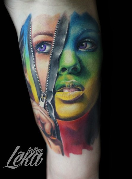令人印象深刻的彩色女性肖像与拉链手臂纹身图案