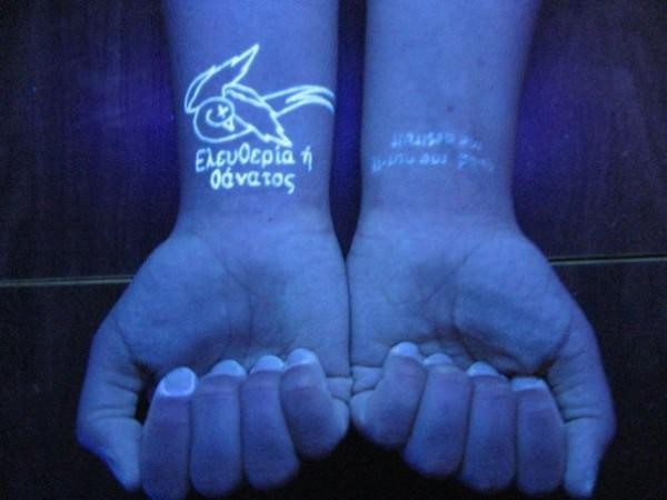 手腕荧光燕子和字母纹身图案