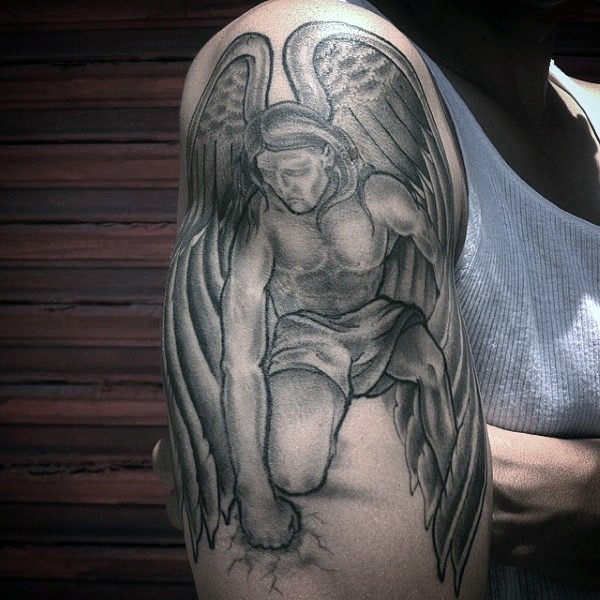 手臂黑色的天使雕像纹身图案