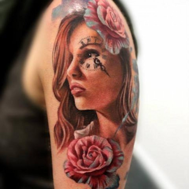 手臂迷人的年轻女孩肖像与时钟玫瑰彩色纹身图案