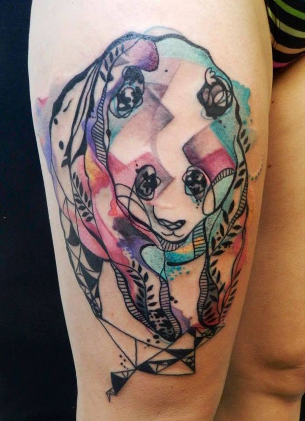 水彩风格的熊猫大腿纹身图案