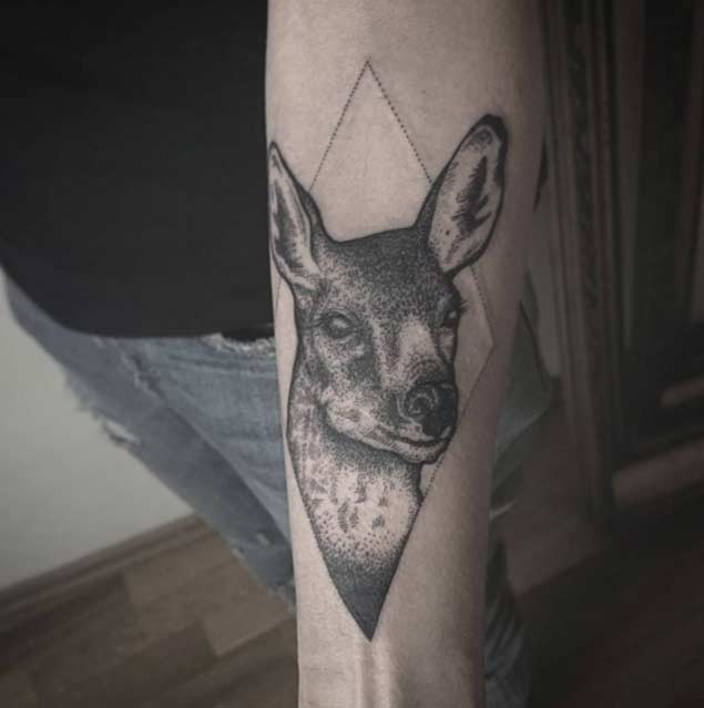 手臂天然的黑色3D小鹿纹身图案