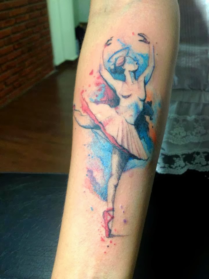 手臂抽象风格的彩色芭蕾舞者纹身图案