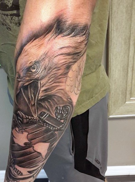 手臂天然的老鹰与船锚纹身图案