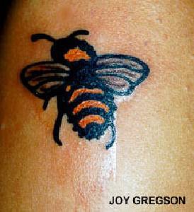彩色的小蜜蜂背影纹身图案