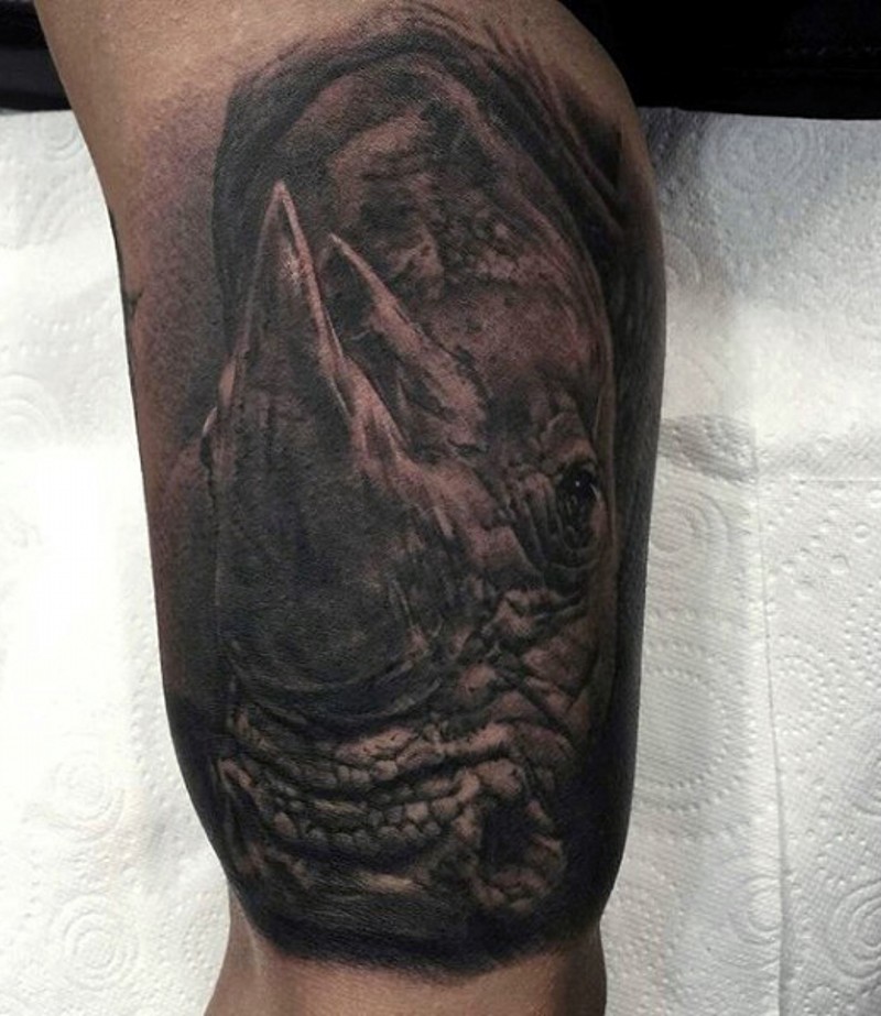 手臂经典的3D黑灰犀牛头纹身图案