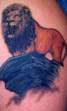 写实的木狮子王彩色纹身图案