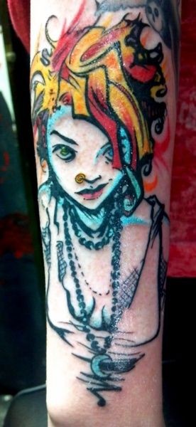 手臂彩色朋克小女孩和小黑猫纹身图案