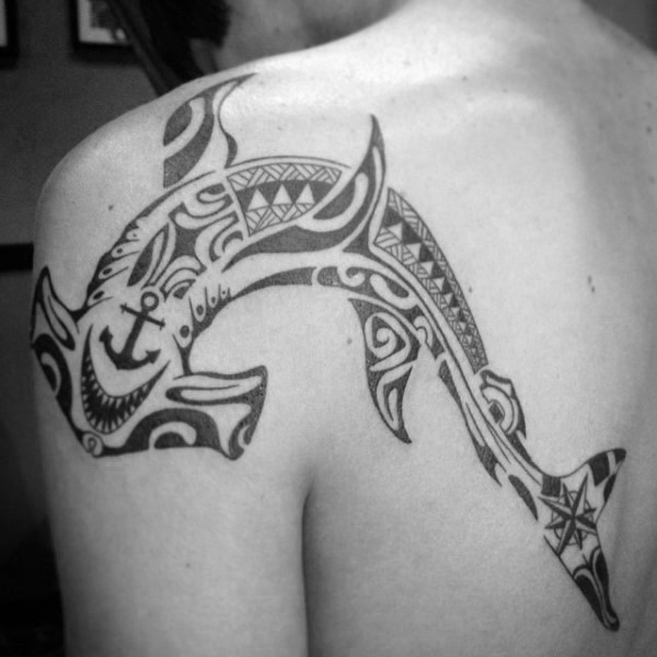 黑色波利尼西亚风格的锤头鲨和船锚背部纹身图案