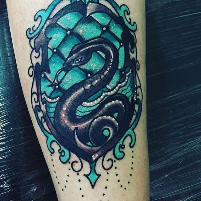 邪恶的黑色蛇与绿色背景手臂纹身图案