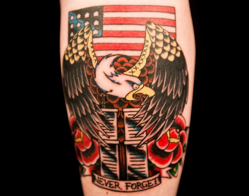 old school彩色美国国旗和鹰花朵纹身图案
