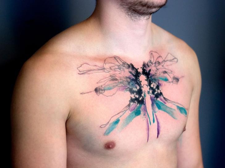 胸部抽象风格的彩色大蝴蝶纹身图案