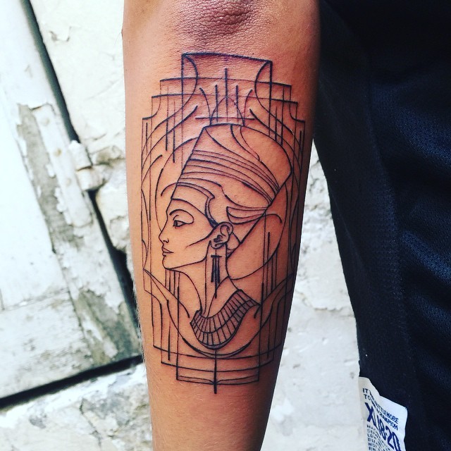 埃及女性黑色线条手臂纹身图案