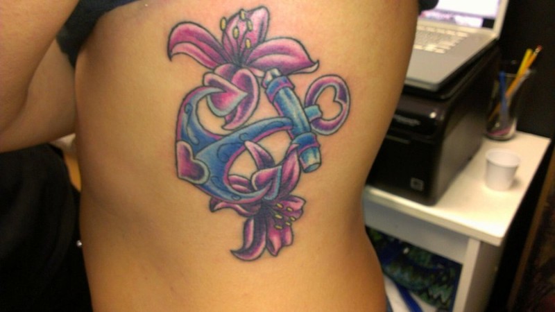 侧肋可爱的粉红色百合花和蓝色船锚纹身图案