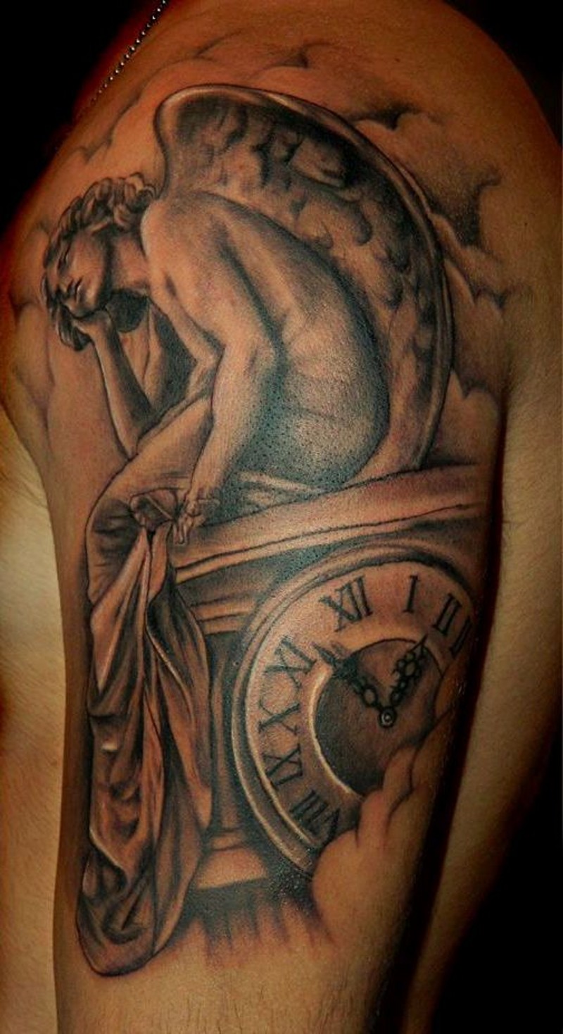 悲伤天使与钟表大臂纹身图案