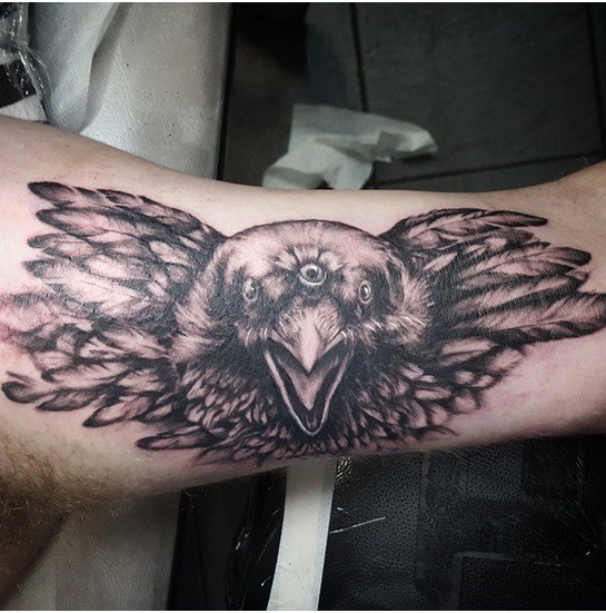 手臂黑色的神秘鹰纹身图案