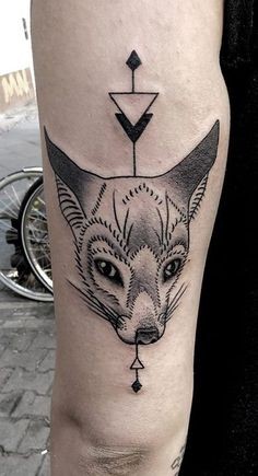 手臂黑色幻想狐狸和几何饰品纹身图案
