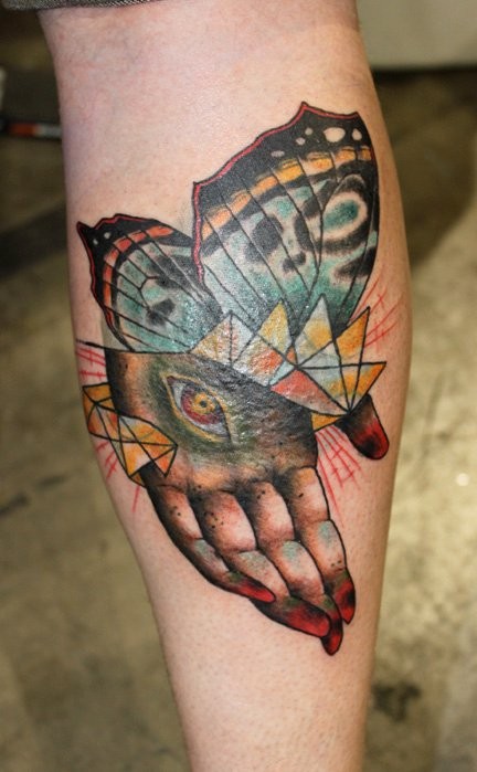 小腿抽象风格的彩色蝴蝶翅膀和眼睛手纹身图案