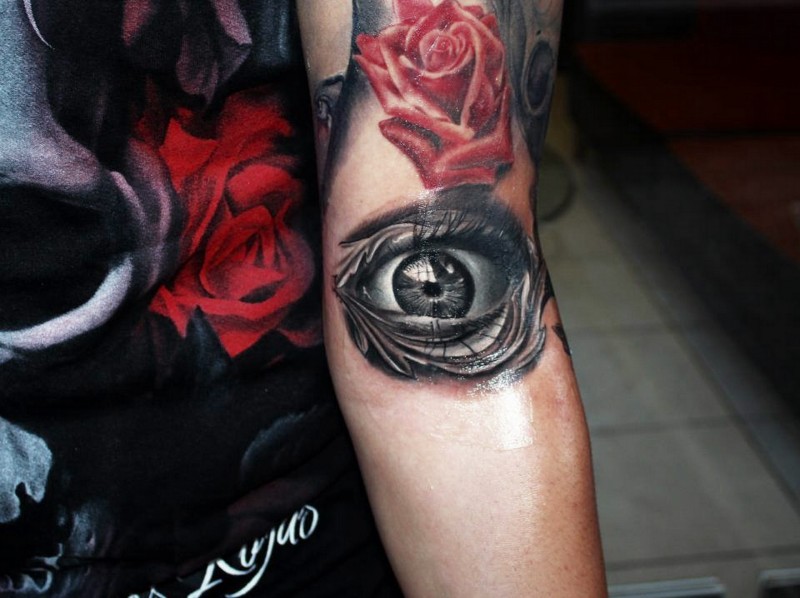 手臂3D风格的黑白眼睛和红玫瑰纹身图案