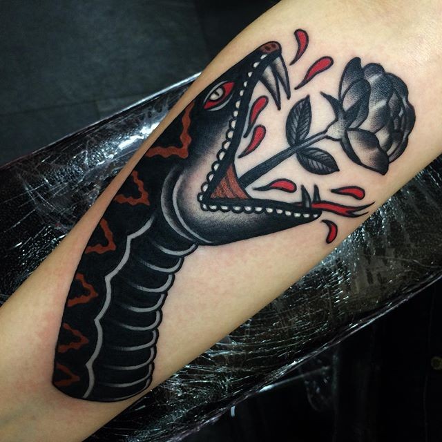 有趣的彩色大蛇与玫瑰手臂纹身图案