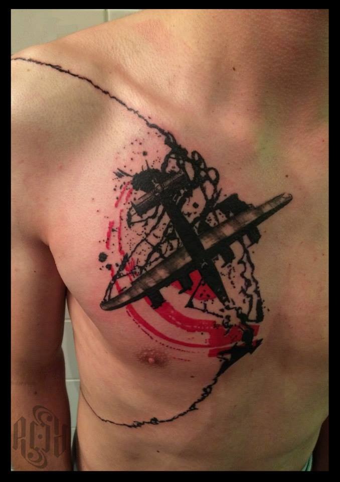 胸部抽象风格的彩色轰炸机纹身图案