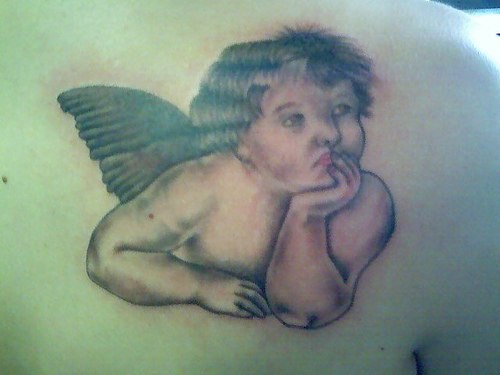 背部托腮的可爱小天使纹身图案
