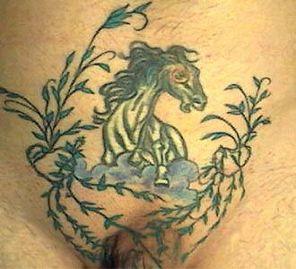 马和绿色的藤蔓彩色腹部纹身图案