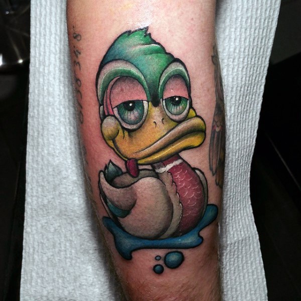 卡通风格的鸭子彩色手臂纹身图案