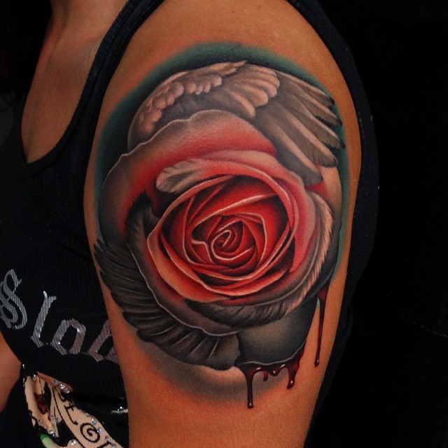 手臂血色玫瑰与天使翅膀纹身图案