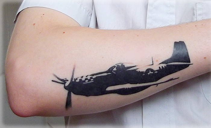 黑色的二战战斗机手臂纹身图案